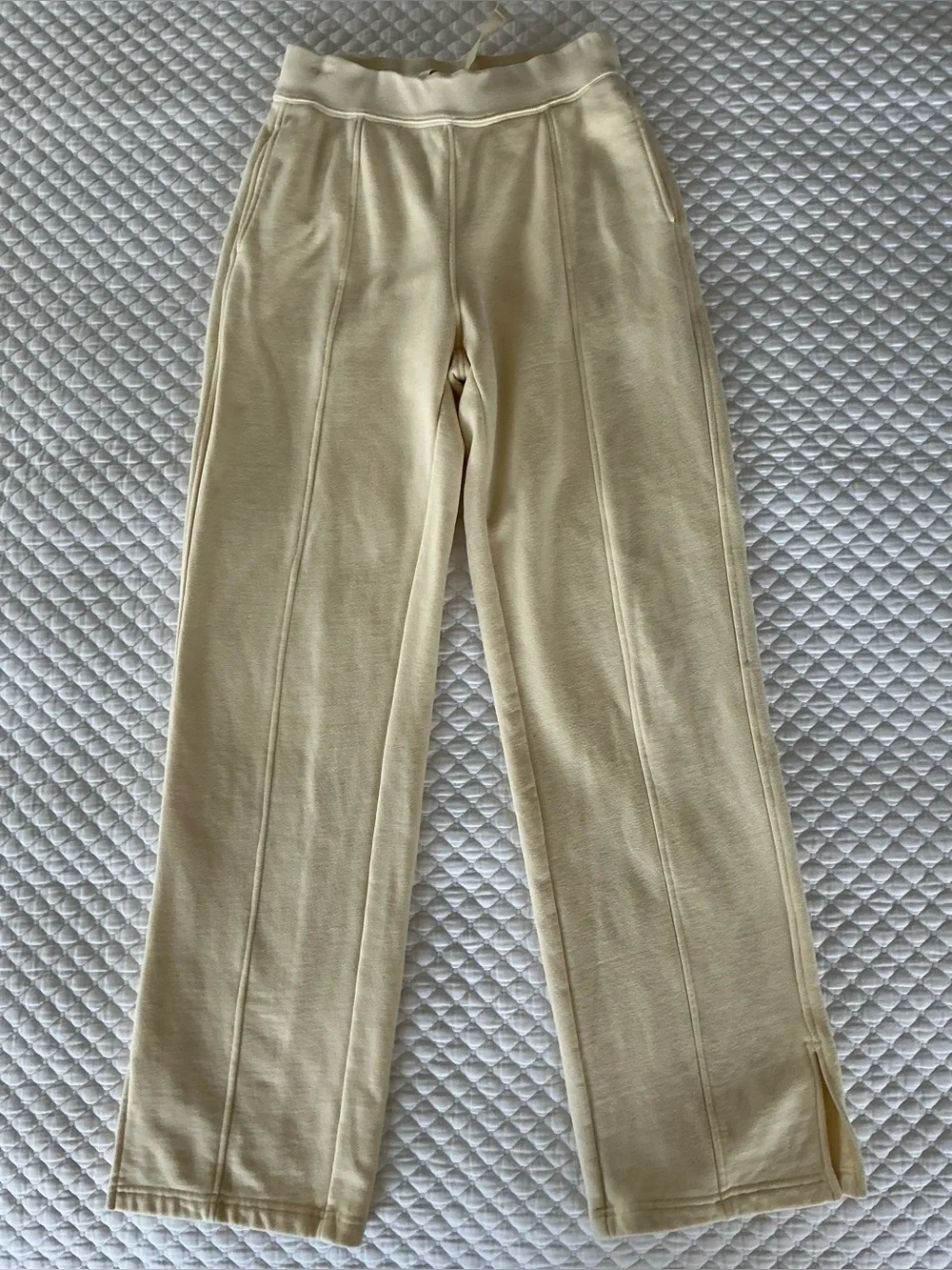 ALO Yoga Straight Leg Sweatpants in French Vanilla S